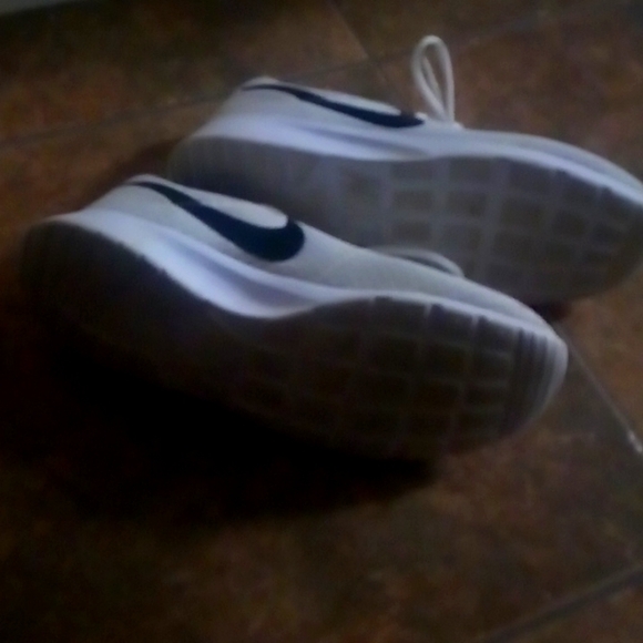 Nike shoes size 8.5 great for school option - Picture 2 of 4